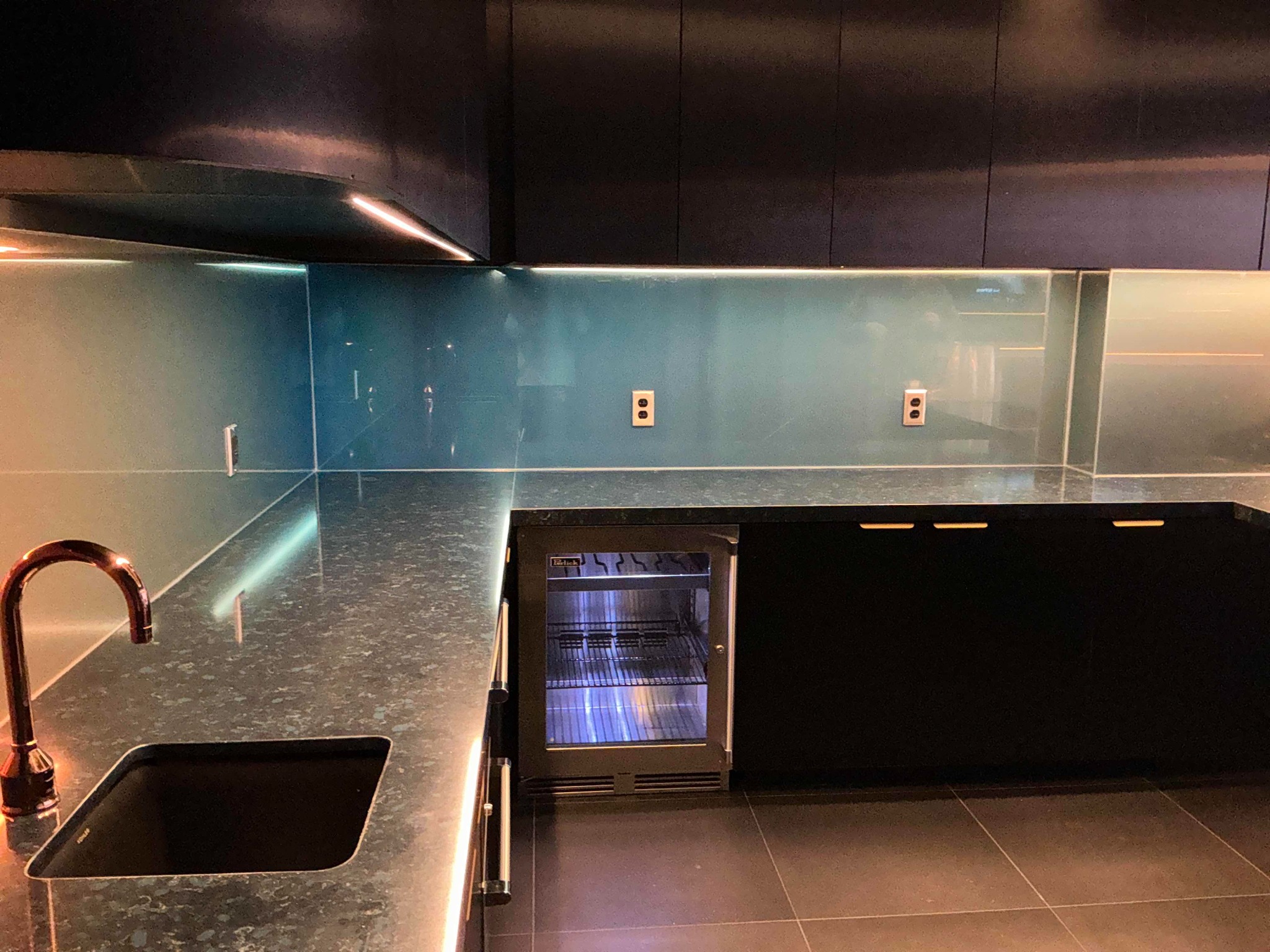 Sphere Glass Repair — Glass repair / counter — close angle